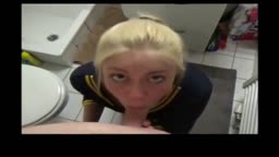 Deutscher blonder Amateur gibt Deepthroat-Blowjob