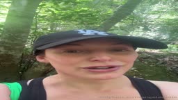 Angela White - 公共の遊歩道で露出した