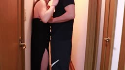 ベッドまで待てない❤ドレス姿の人妻と玄関で濃厚キス＆即フェラ