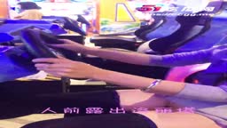 ゲーセンノーパン露出