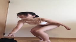 剛毛を自撮りで見せつけ