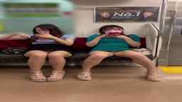 お二人でパンチラ見せつけ17 (1)