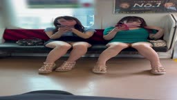 お二人でパンチラ見せつけ17 (2)