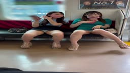 お二人でパンチラ見せつけ17 (2)