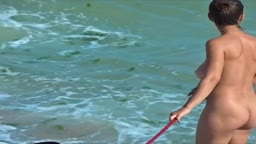 Naturist0021(犬と一緒にビーチを散歩するヌーディスト)