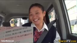 【無】ノリのいい関西弁JKとカーセックス!!狭い空間で激しい腰振り!!