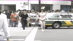 バニーガール姿で渋谷で野外露出