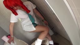 おしっこ　放尿　コスプレガール