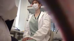 【女医の診察vol.26】乳首責めに悶える人妻研修医を執拗に指導：ひとみ先生【前編】