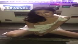 自販機の前で