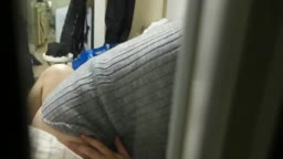 (撮影されていることに気づき驚く女)