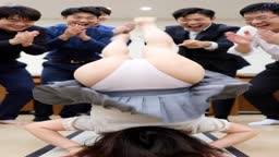 前転パンチラ (29)