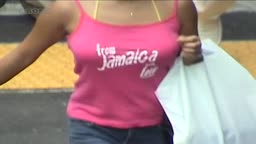 街中の胸元覗きと乳房視姦魔