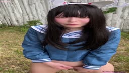 コスプレ女子が外で潮吹きオナニー