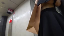 ブラジャーを着けていない巨乳美女
