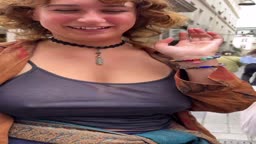 ノーブラ女性をストリートスナップ