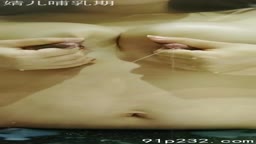 牛乳を噴射する