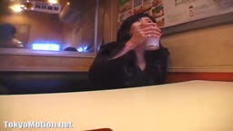 【生ドル ● 素人】お色気SEXY女子大生‼ カラオケでブーツ姿で生フェラ生挿入２連発‼ レーザービーム発射‼ 公式シロドラー‼