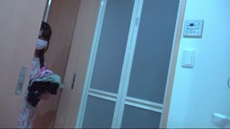 着替え　爆乳　入浴前