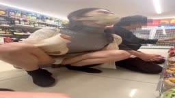 パンチラ見せつけ16