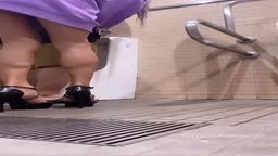 男子ト●レに潜入していきなりしゃぶる痴女