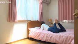 Japanese girl fart on her bed