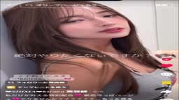 調子に乗っておっぱい見せちゃう