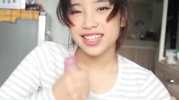 頭を鷲づかみにされ根本まで咥えさせられる女の子