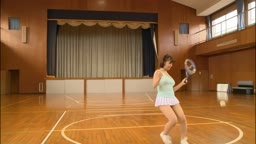 魅惑的な可愛い女は体育館の中で「コーチ」からテニスの個人レッスンを受けている。