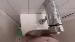 露出 男子便所 限界放尿