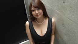 デカパイ女は自宅アパートで「恋人」をからかうためにその身体を見せつける。