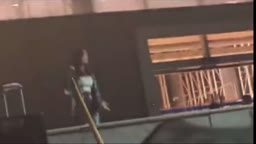 大勢の前でポロリしながらダンス