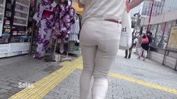 ベージュパンツマダム