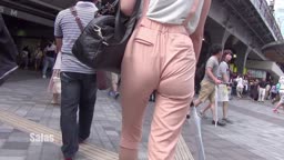 激しく食い込むピンクパンツお姉さん