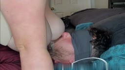 彼は授乳用に作られた巨大な乳房を吸っている22