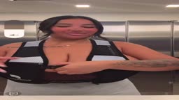 爆乳丸出しネキ