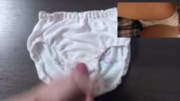 身内のパンチラをオカズにパンツぶっかけ