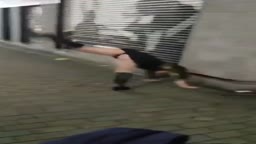 逆立ち大開脚女