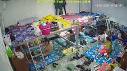 女性スタッフの更衣室に侵入すること 02