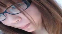 メガネ姿のの豊満女性