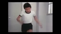 着替えている最中に・・・。