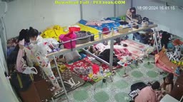 女性スタッフの更衣室に侵入すること 05