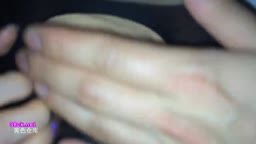 韓国人カップルが自撮り写真を撮っていた。黒いストッキングを履いた彼女の方がとても積極的だった。