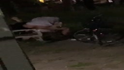 夜中の公園で盛るカップル
