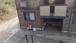 アパートの外で野外全裸オナ