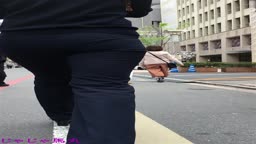 ムチムチヒップのパンツスーツのパンティーライン