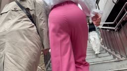 太めのパンツでも隠し切れない巨尻持ちのピンクスラックスお姉さん