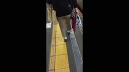 垂れた尻が可愛いベージュパンツ奥さん(ショート)