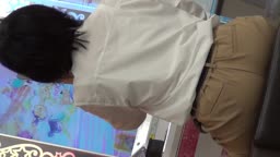 ゲームに夢中でお尻の形がくっきりとしちゃってることに気付いてない女子