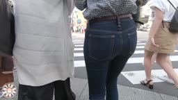 自分のデニム尻を見やすいようにしてくれるお姉さん